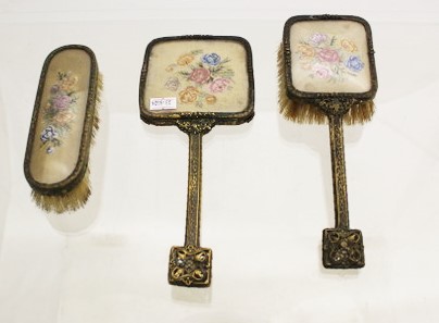 A mixed tray of dressing table items - Image 2 of 7