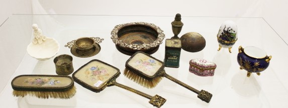 A mixed tray of dressing table items