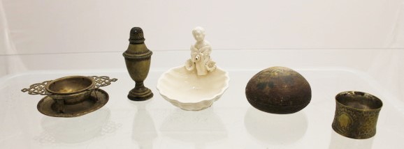 A mixed tray of dressing table items - Image 7 of 7