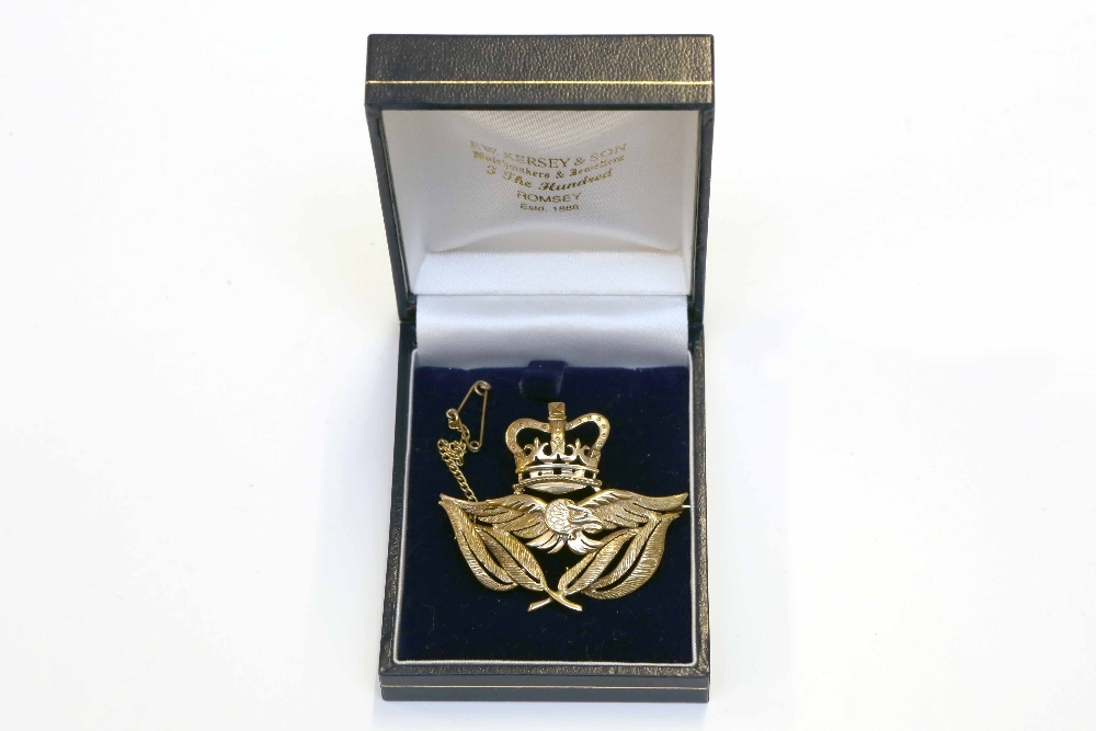 A 9ct gold R.A.F Warrant officers hat badge brooch - Image 4 of 4