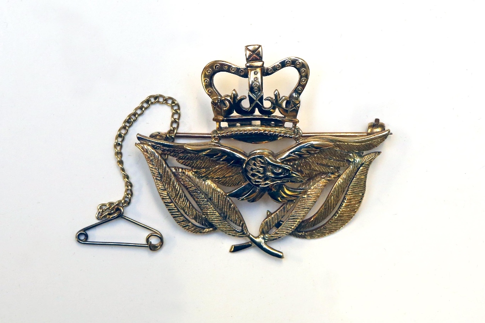 A 9ct gold R.A.F Warrant officers hat badge brooch
