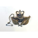 A 9ct gold R.A.F Warrant officers hat badge brooch