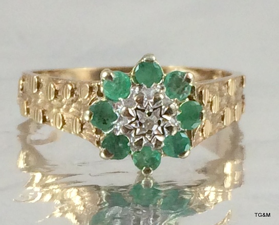 9ct Gold ladies diamond and emerald cluster ring size O - Image 2 of 6