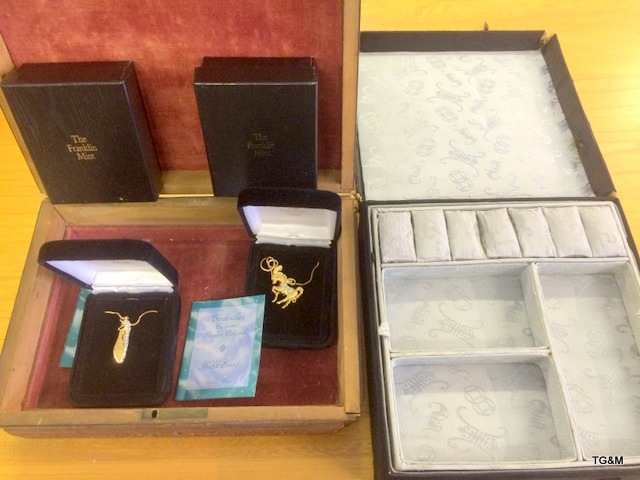 2 x Franklin Mint silver gilt jewellery items in boxes together with 2 jewellery boxes one carved