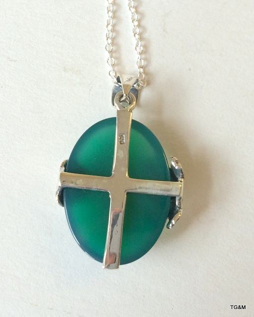 A silver and jade pendant necklace on silver chain - Image 3 of 3