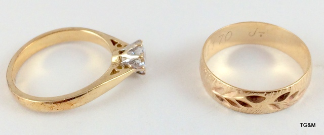 9ct Gold drop earrings 9ct gold ladies solitaire ring and 9ct gold wedding band - Image 3 of 5