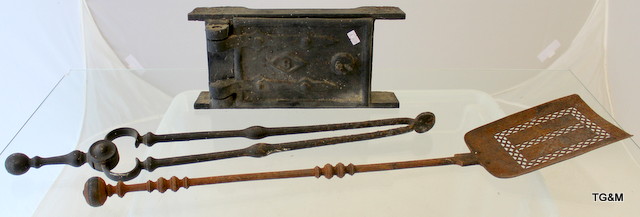 A brass fire fender, iron fire tongs and shovel and a small bread oven door - Image 5 of 5