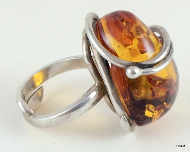 Silver amber ring size O 12gm - Image 2 of 3