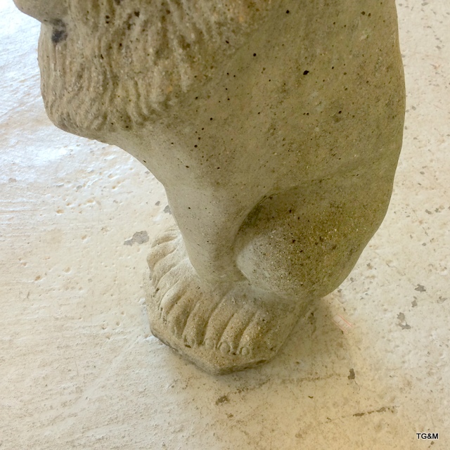 A concrete garden ornament in the shape of a lion - Image 3 of 4