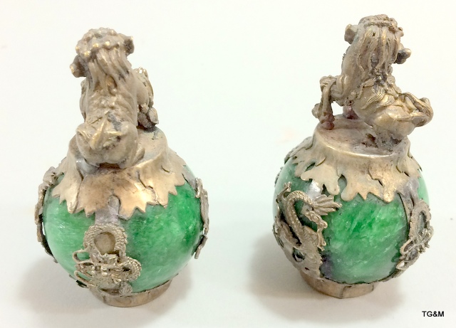 A pair of Chinese hardstone vases with dogs of foe to the top - Image 3 of 4