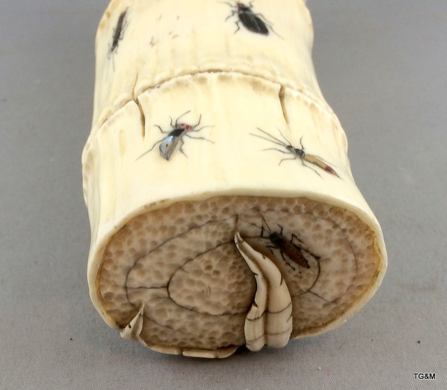 Carved ivory wrist rest in the form of a section of bamboo with Shibayama insect decoration in - Image 4 of 10