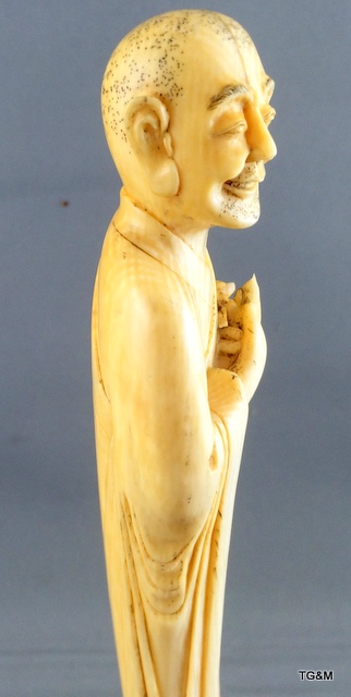 A carved ivory figure of a sage on a wooden stand 20cm high. - Image 4 of 10