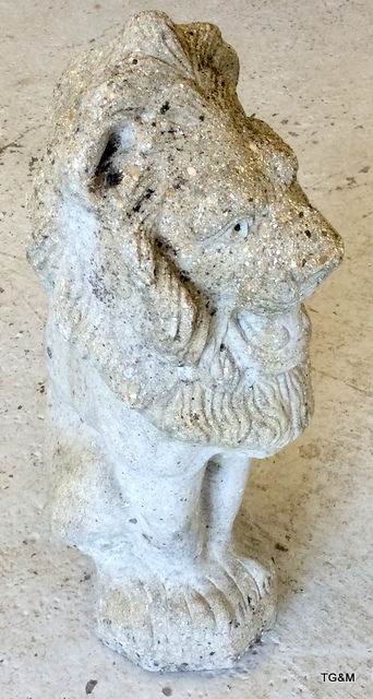 A concrete garden ornament in the shape of a lion - Image 2 of 4