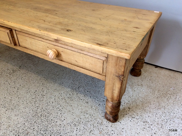 A small pine coffee table with two drawers. 36 x 102 x 49cm - Image 2 of 6