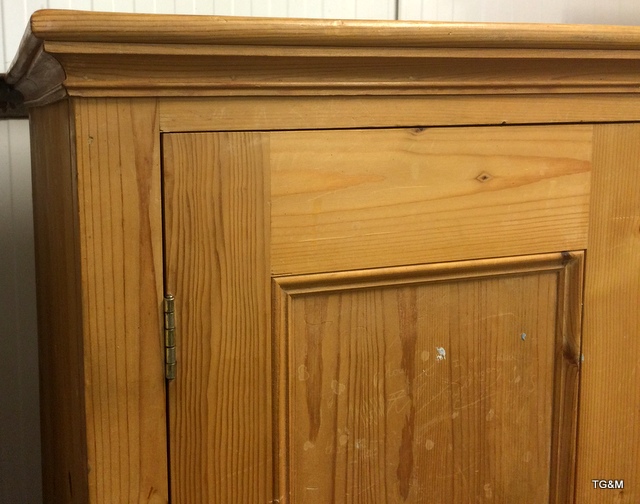 A pine 2 door low wardrobe 160 x 95 x 60cm - Image 3 of 6