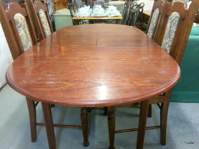 An Extending dining table and 4 chairs - Image 4 of 4