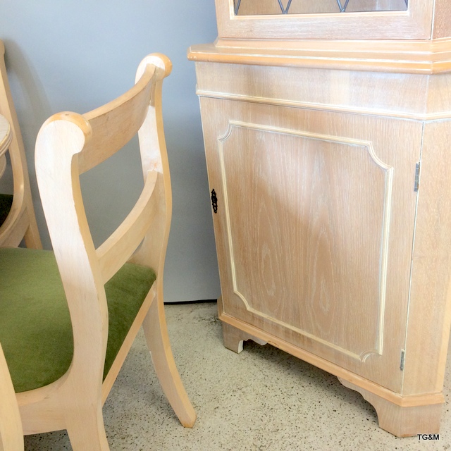 limed Oak dining room suite with 6 chairs and 2 corner units - Image 6 of 10