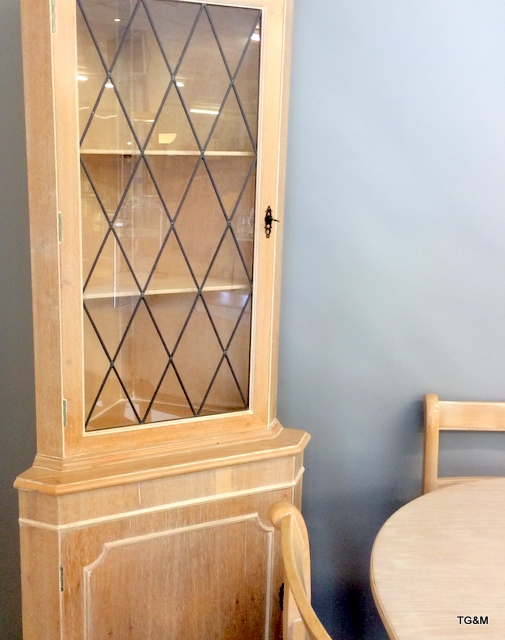 limed Oak dining room suite with 6 chairs and 2 corner units - Image 3 of 10