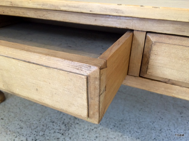 A small pine coffee table with two drawers. 36 x 102 x 49cm - Image 4 of 6