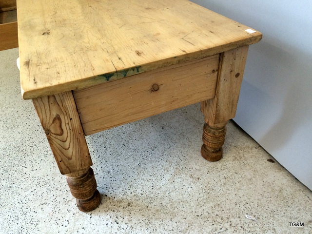 A small pine coffee table with two drawers. 36 x 102 x 49cm - Image 5 of 6