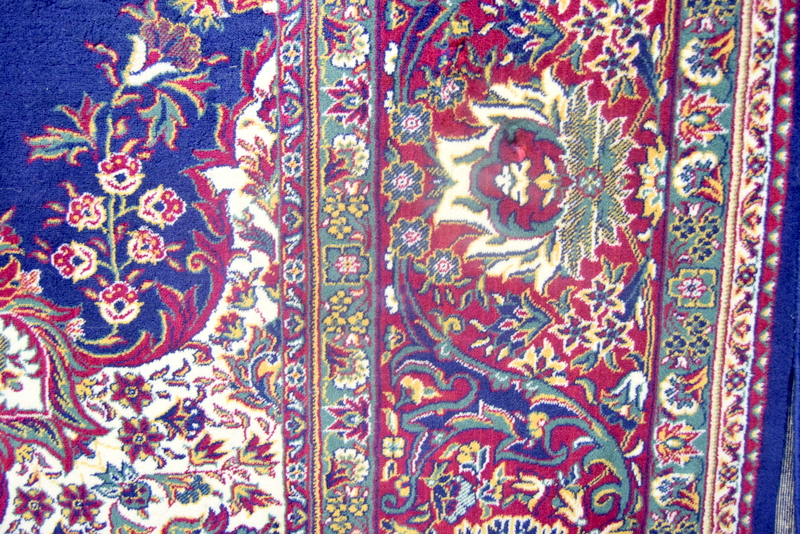 Blue Trim Red patterned carpet 430 x 30 - Image 3 of 8