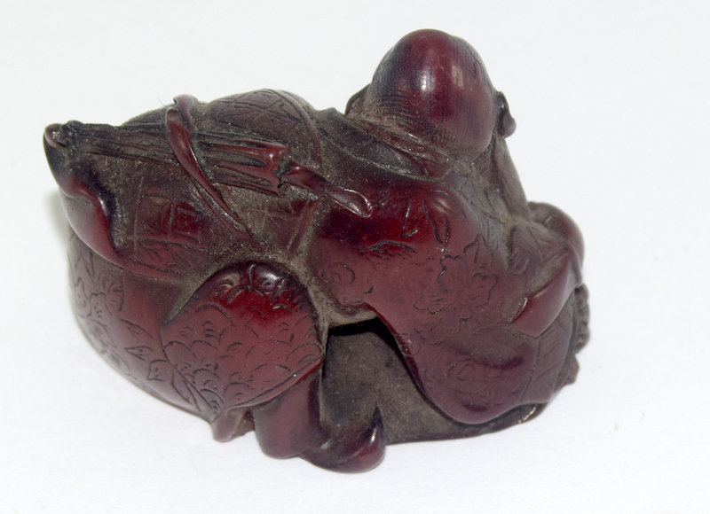 Seated buddha netsuke signed to the base - Image 3 of 4