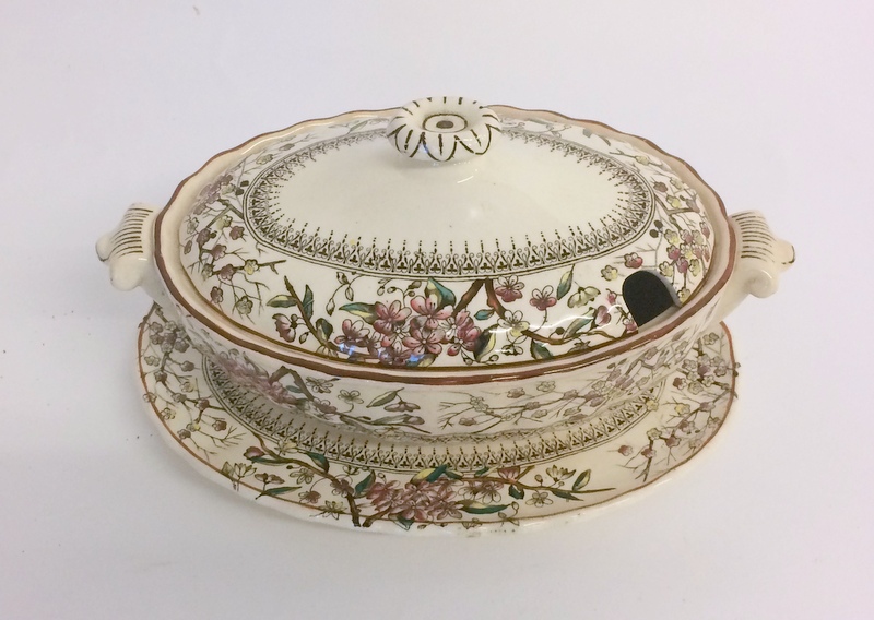 Large quantity of 'Gloucester K and Co Dinner ware to include soup terrines and serving dishes - Image 9 of 10