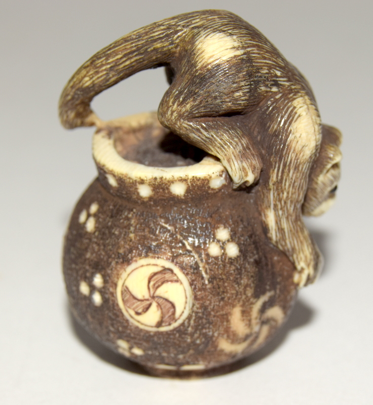Finely carved ivory Netsuke of a cat on a bowl/jug with signature to the base - Image 3 of 10