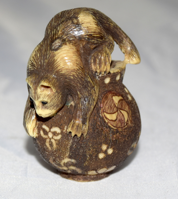 Finely carved ivory Netsuke of a cat on a bowl/jug with signature to the base - Image 10 of 10