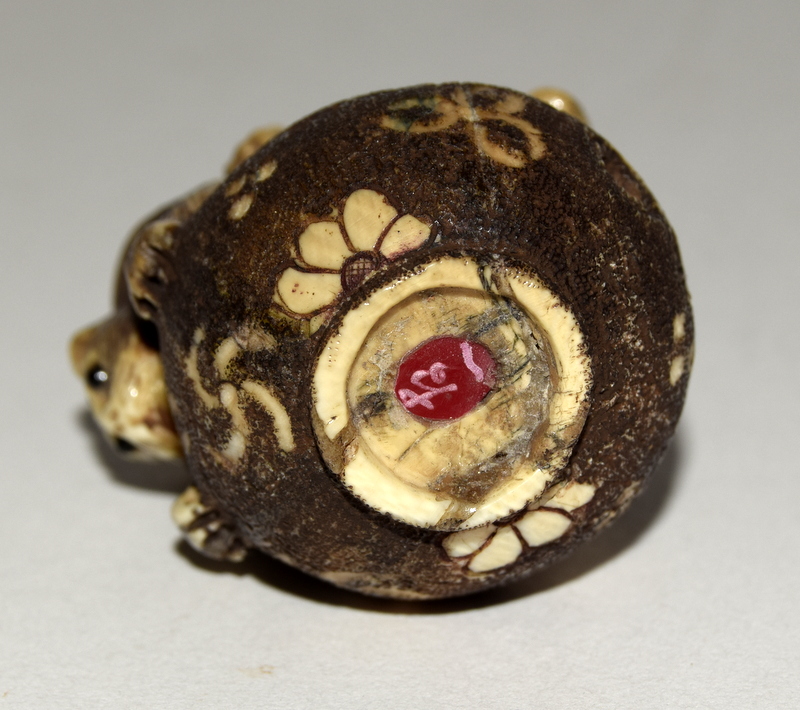 Finely carved ivory Netsuke of a cat on a bowl/jug with signature to the base - Image 8 of 10