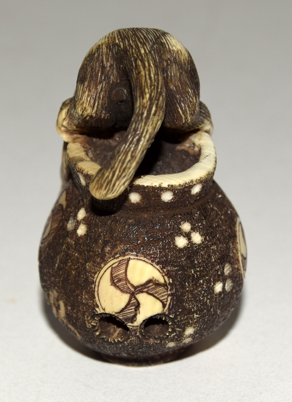 Finely carved ivory Netsuke of a cat on a bowl/jug with signature to the base - Image 5 of 10