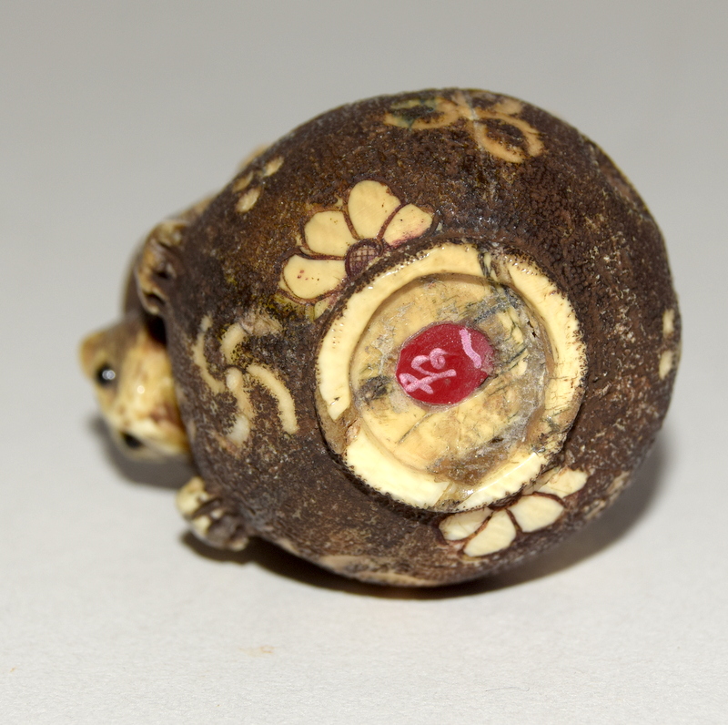 Finely carved ivory Netsuke of a cat on a bowl/jug with signature to the base - Image 7 of 10