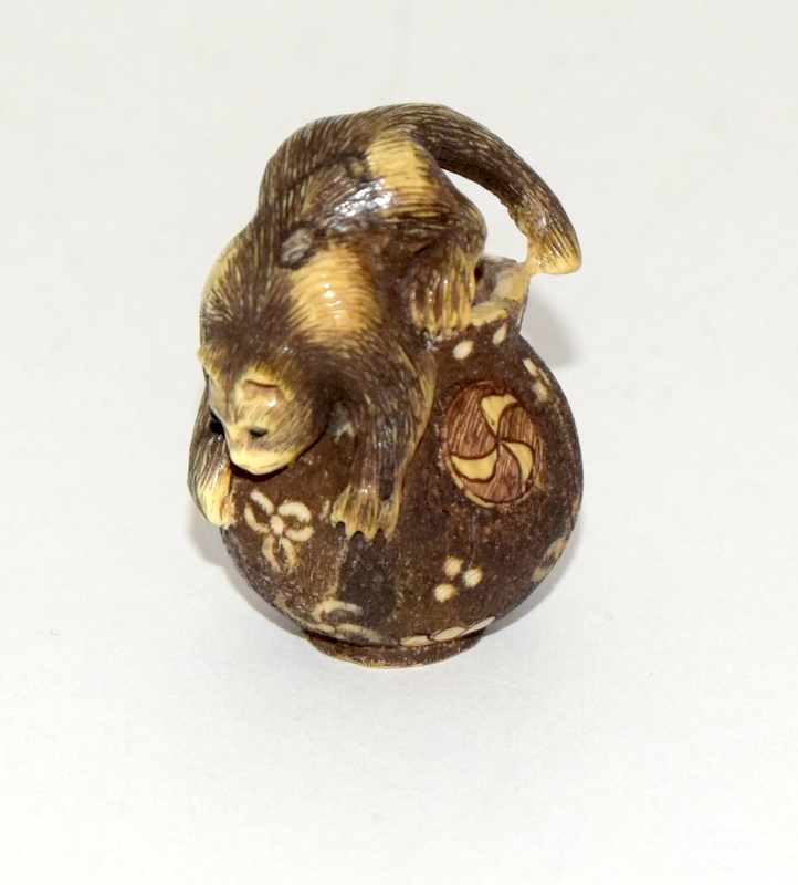 Finely carved ivory Netsuke of a cat on a bowl/jug with signature to the base - Image 6 of 10