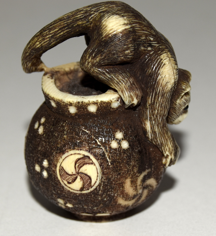 Finely carved ivory Netsuke of a cat on a bowl/jug with signature to the base - Image 4 of 10