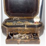 Quantity of gold and other jewellery in a lacquered jewellery box