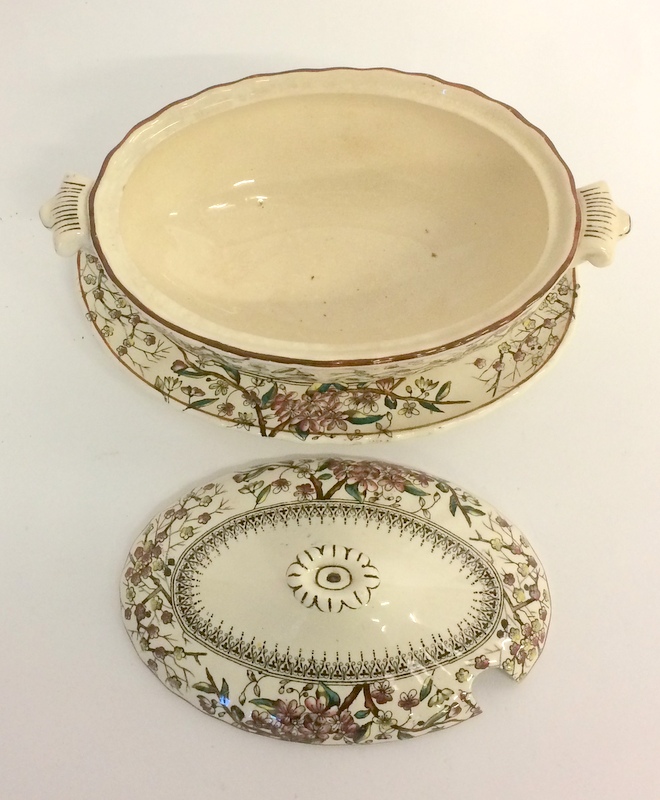 Large quantity of 'Gloucester K and Co Dinner ware to include soup terrines and serving dishes - Image 10 of 10