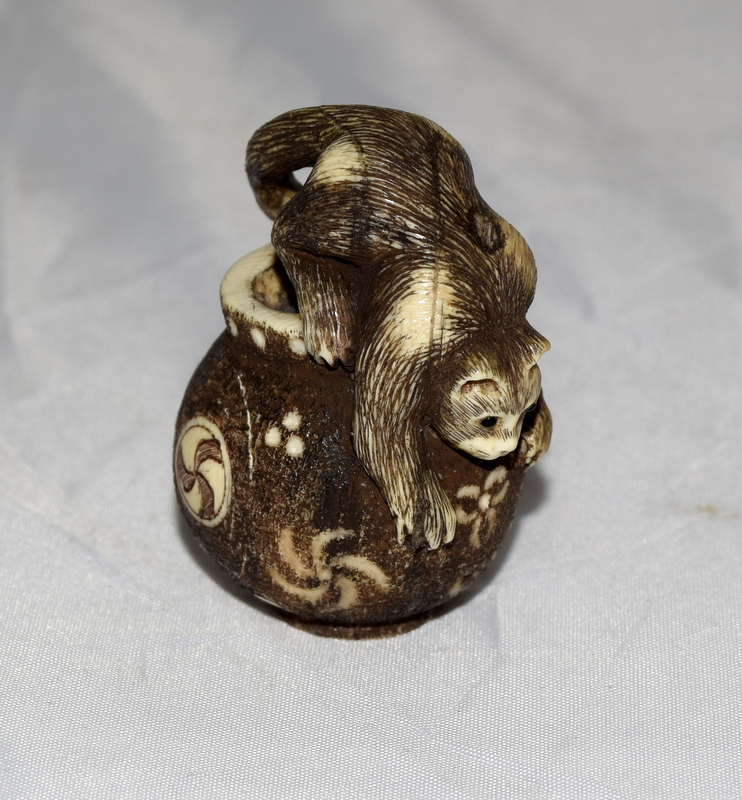 Finely carved ivory Netsuke of a cat on a bowl/jug with signature to the base - Image 9 of 10