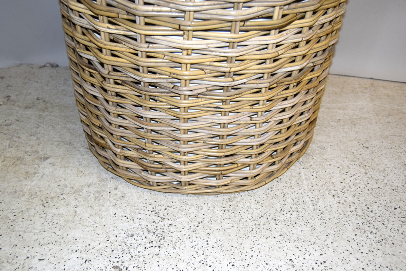 Extra large flat lid grey kubu laundry basket - Image 3 of 5