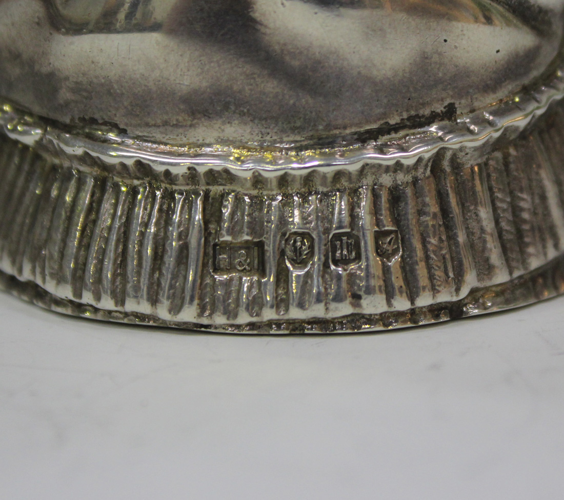 A George V Scottish silver novelty nodding head desk bell in the form of an elderly lady wearing - Image 3 of 6