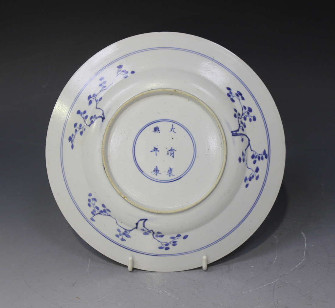 A Chinese blue and white porcelain plate, mark and period of Kangxi, painted with two maidens - Image 4 of 4