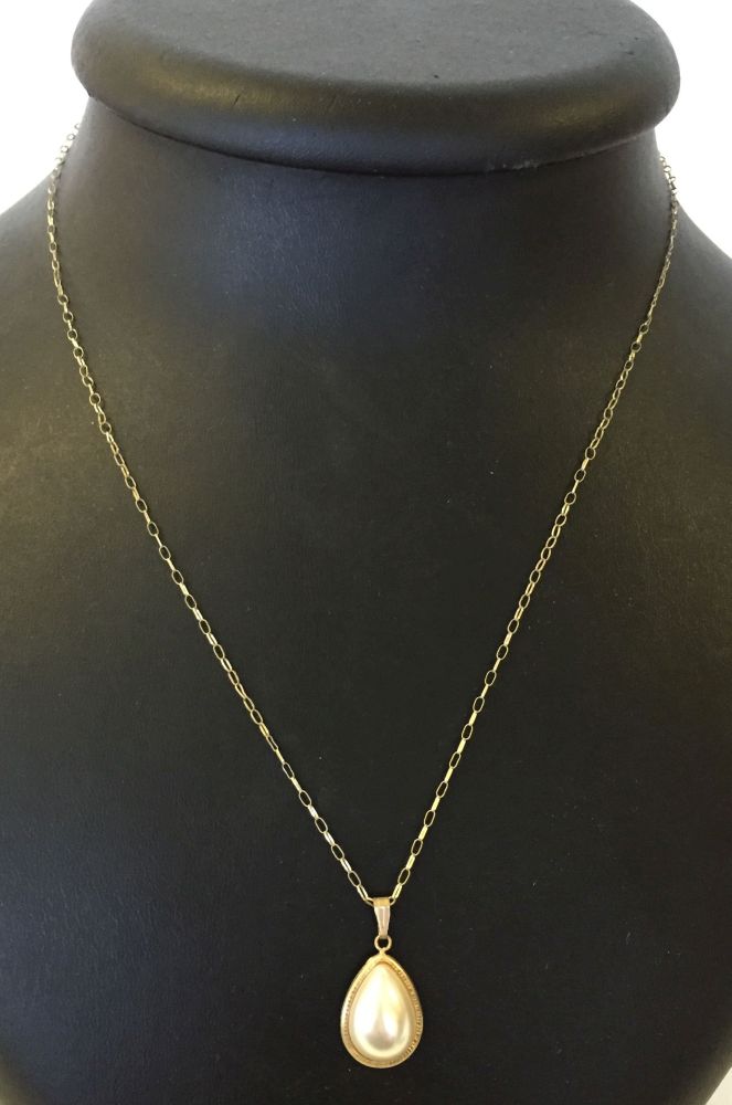 A 9ct gold teardrop pendant on an 18" 9ct gold chain.