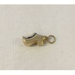 A 9ct gold shoe charm, approx weight 0.6g.