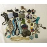 A bag of costume jewellery & assorted items.