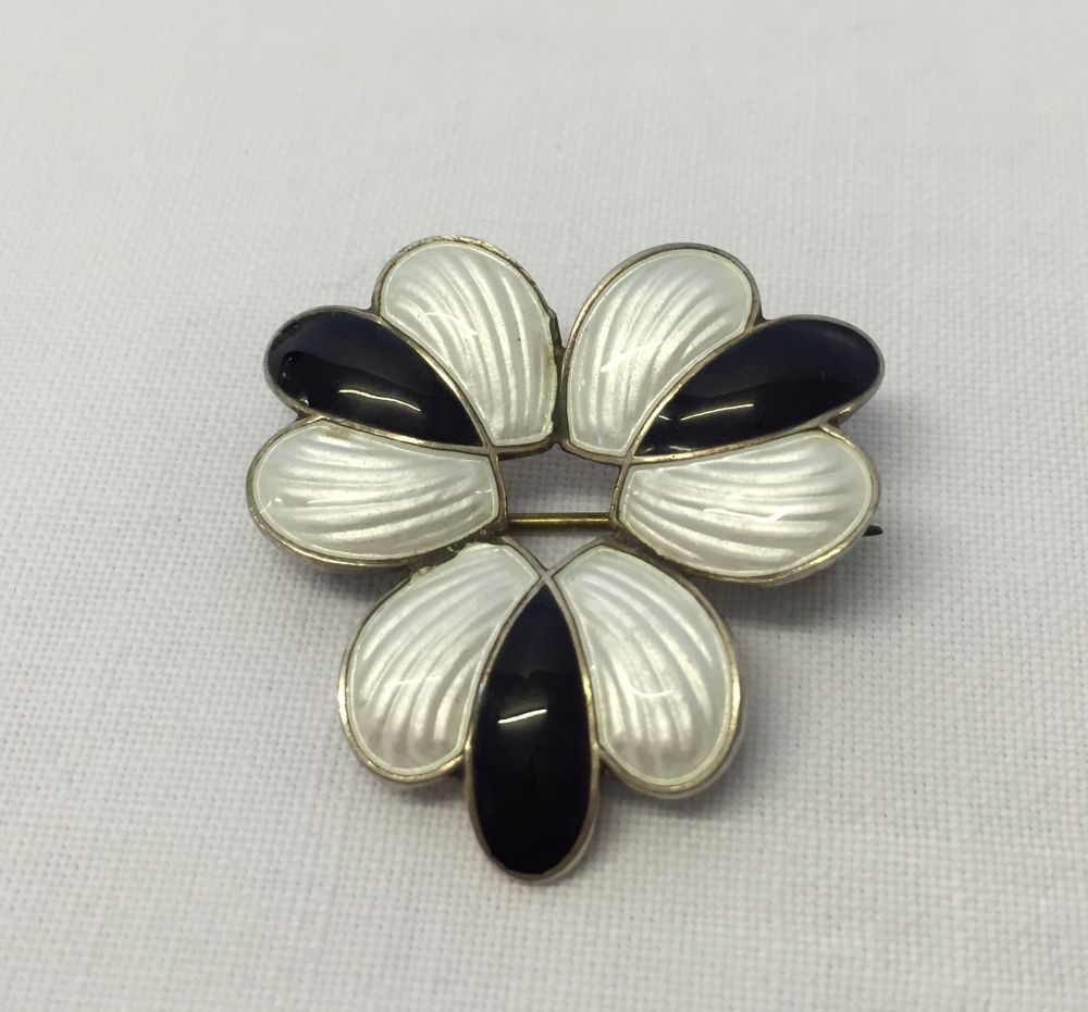 Norwegian silver brooch in a flower design by Andresen & Scheinpflug, Oslo 1936-1966. Decorated in