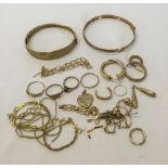 Approx 35g of scrap 9ct gold jewellery.