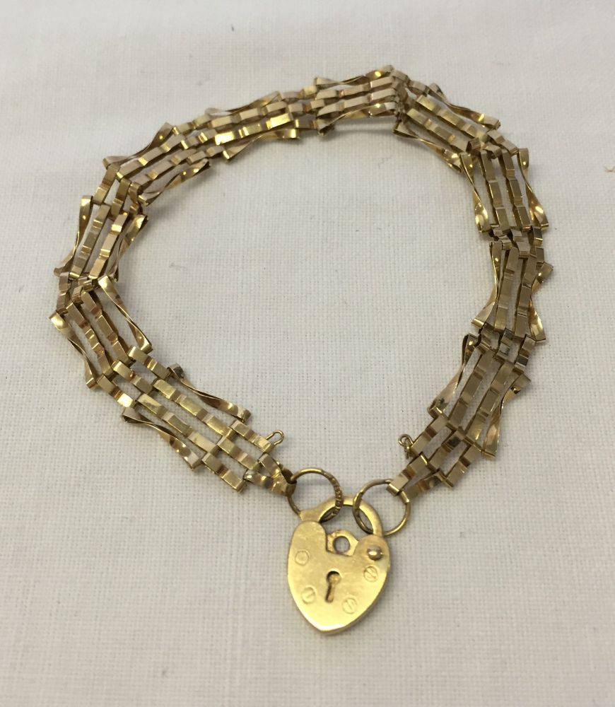 9ct gold gate bracelet with 'padlock' clasp. No safety chain. Approx weight 3.1g.