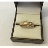 Hallmarked 9ct gold wedding band. Size V, weight approx 3.9g.