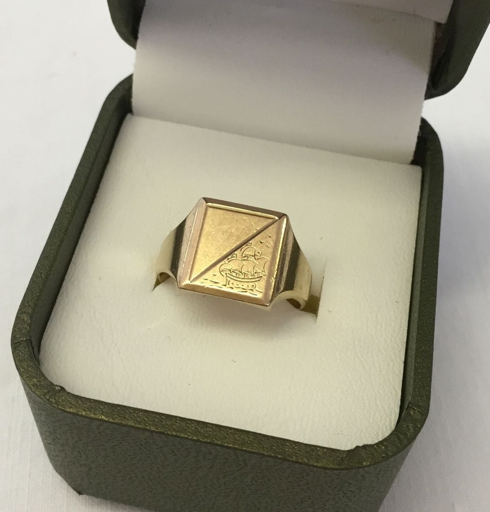 Gents 9ct gold signet ring, half engraved with a galleon, size R. Approx weight 4.8g.