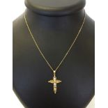 9ct gold pierced decorative cross on a 9ct gold chain. Weight approx 2.5g.