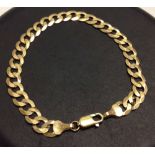 375 9ct gold flat link bracelet. Measures 19cm long, weight approx 5.6g.